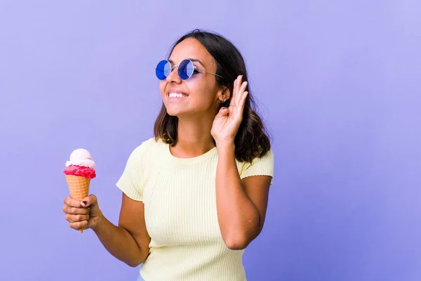 Jonge Gemengde Ras Vrouw Eten Van Een Ijsje Proberen Een — Stockfoto