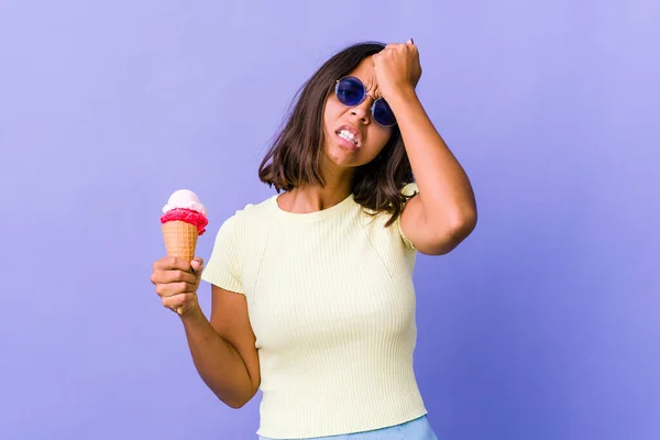 Jovem Mestiça Comendo Sorvete Esquecendo Algo Batendo Testa Com Palma — Fotografia de Stock