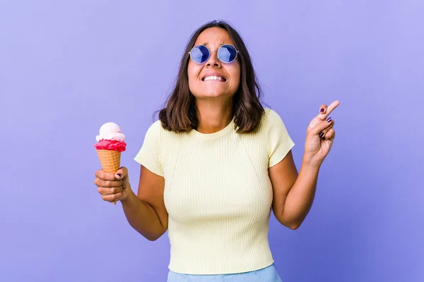 Jong Gemengd Ras Vrouw Eten Een Ijs Kruising Vingers Voor — Stockfoto