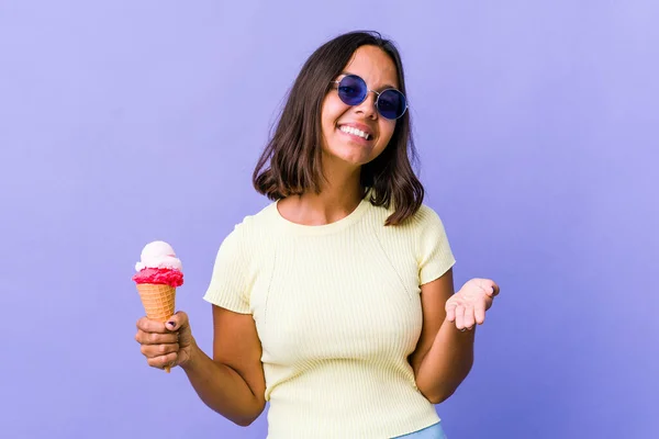 Jong Gemengd Ras Vrouw Eten Een Ijs Stretching Hand Camera — Stockfoto