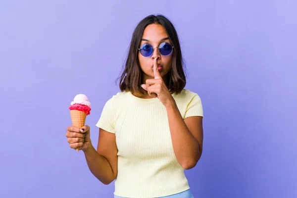 Jonge Gemengde Ras Vrouw Eten Van Een Ijsje Houden Van — Stockfoto