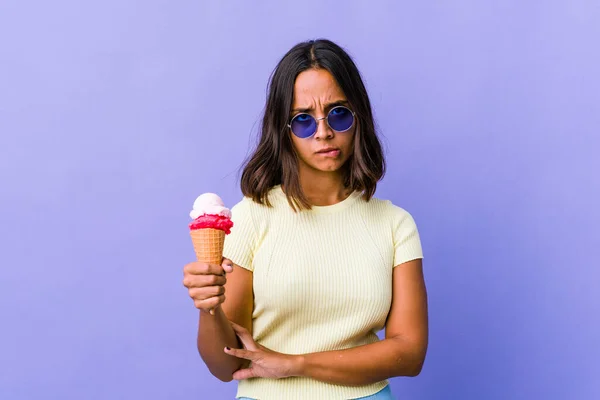 Jong Gemengd Ras Vrouw Eten Een Ijs Ongelukkig Kijken Camera — Stockfoto