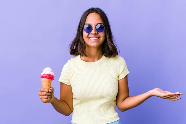 Jonge Gemengde Ras Vrouw Eten Van Een Ijsje Maakt Schaal — Stockfoto