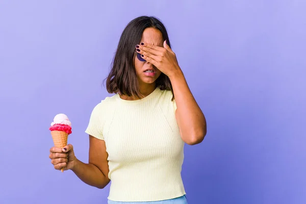 Jeune Femme Métissée Manger Une Crème Glacée Peur Couvrant Les — Photo