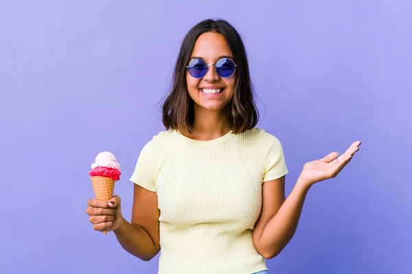 Jonge Gemengde Ras Vrouw Eet Een Ijsje Vrolijk Lachen Veel — Stockfoto