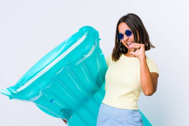 Bir hava direği tutan genç melez kadın gururlu ve kendinden emin hissediyor, örnek olarak..