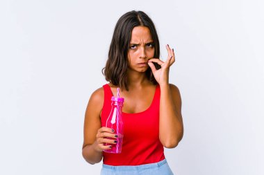 Melez bir kadın elinde milkshake tutarken dudakları dudaklarında bir sır saklıyordu..