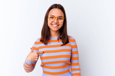 Genç, melez bir kadın tişört fotokopisini elle gösteren birini izole etmiş, gururlu ve kendinden emin.