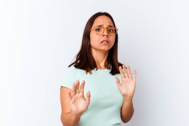 Genç melez kadın yaklaşan bir tehlikeden dolayı şokta.