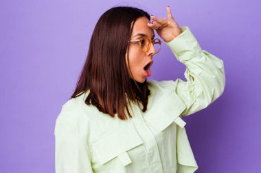 Genç melez kadın yalnız başına uzaklara bakıyor ve elini alnına koyuyor..