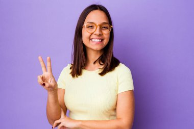 Genç melez kadın iki numarayı parmaklarıyla gösterdi..