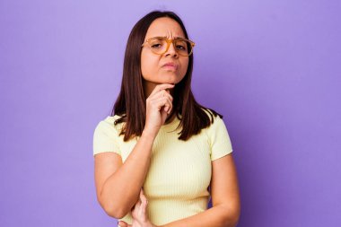 Genç melez kadın şüpheli, belirsiz, seni muayene ediyor..