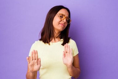 Genç, melez bir kadın dışlanmış, tiksinti gösteren birini reddediyor..