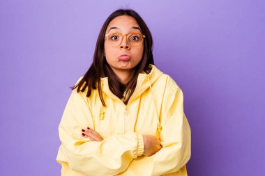 Genç melez kadın omuz silkiyor ve gözleri açık..