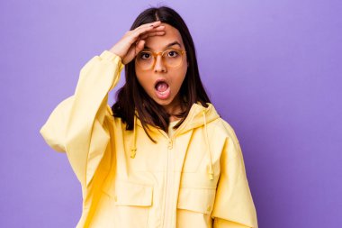 Genç melez kadın yalnız başına uzaklara bakıyor ve elini alnına koyuyor..