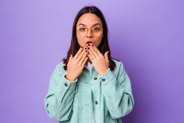 Genç melez kadın, elleri ile ağzını kapatırken şok oldu..