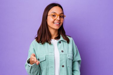 Genç melez kadın kameraya elini uzatarak selam veriyor..