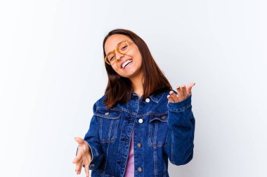 Genç melez kadın kendini güvende hissediyor kameraya sarılıyor..