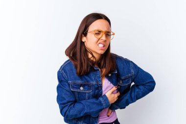 Genç melez kadın karaciğer ağrısı ve mide ağrısı çekiyor..