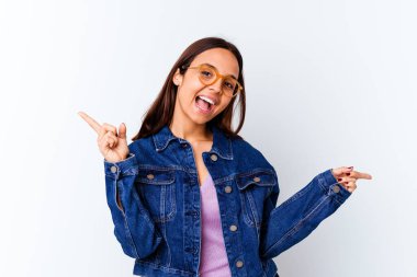 Genç melez kadın farklı kopya alanlarını işaret ederek izole edilmiş, birini seçmiş, parmağıyla göstermiş..