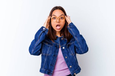 Genç melez kadın yalnız başına. Hoş bir sürpriz bekliyor. Heyecanlı ve el kaldırıyor..