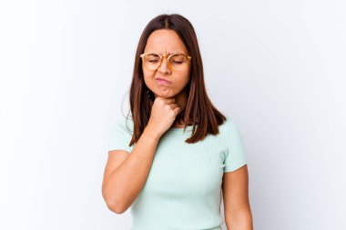 Genç melez bir kadın virüs ya da enfeksiyon yüzünden boğaz ağrısı çekiyor..