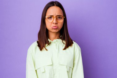 Genç melez kadın üzgün, ciddi yüzlü, mutsuz ve hoşnutsuz hissediyordu..