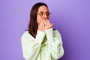 Genç melez kadın, düşünceli bir şekilde bir fotokopi odasına el yordamıyla bakarak izole edilmiş..