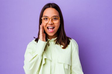 Genç melez kadın izole edilmiş yüksek sesle bağırıyor, gözleri açık ve elleri gergin tutuyor..