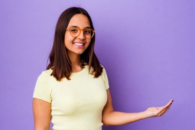 Genç, melez bir kadın izole edilmiş, hoş bir ifade sergiliyor..