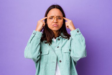 Genç melez kadın bir göreve odaklanmış, işaret parmaklarını işaret ediyor..