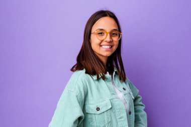 Genç melez kadın kendini izole edip ellerini kalçasında tutuyor..