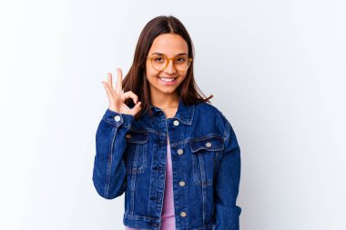 Genç melez kadın göz açıp kapayıncaya kadar ayrılır ve elleriyle iyi bir jest yapar..