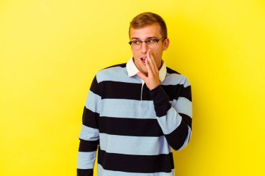 Sarı arka planda izole edilmiş beyaz bir adam heyecanlı bir şekilde bağırıyor..