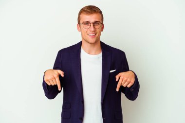 Beyaz arka planda izole genç beyaz iş adamı parmakları aşağı, olumlu duygu.