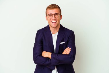 Beyaz arka planda izole edilmiş beyaz iş adamı gülüyor ve eğleniyor..