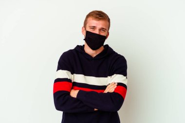 Beyaz arka planda izole edilmiş, virüs maskesi takan beyaz bir adam gülüyor ve eğleniyor..