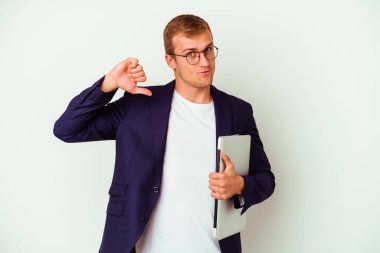 Beyaz arka planda dizüstü bilgisayar tutan genç beyaz bir adam gururlu ve kendinden emin hissediyor, örnek olarak..