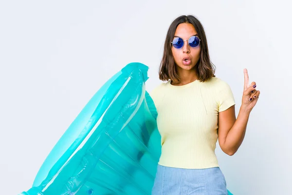 Jovem Mulher Raça Mista Segurando Colchão Com Alguma Grande Ideia — Fotografia de Stock