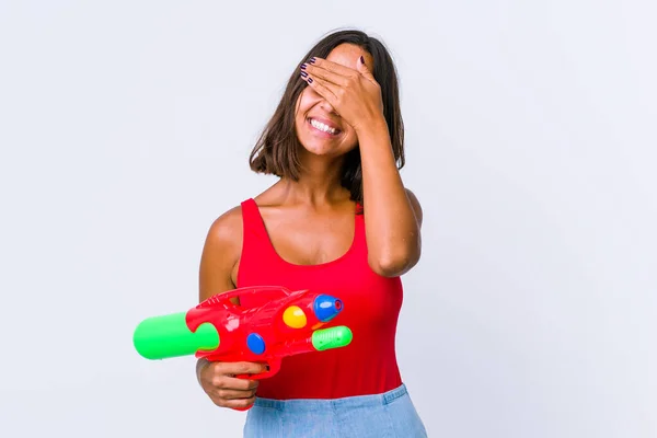 Jonge Gemengde Ras Vrouw Met Een Waterpistool Geïsoleerd Bedekt Ogen — Stockfoto