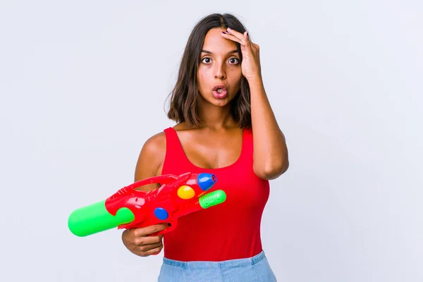 Joven Mujer Raza Mixta Sosteniendo Una Pistola Agua Aislada Mirando —  Fotos de Stock