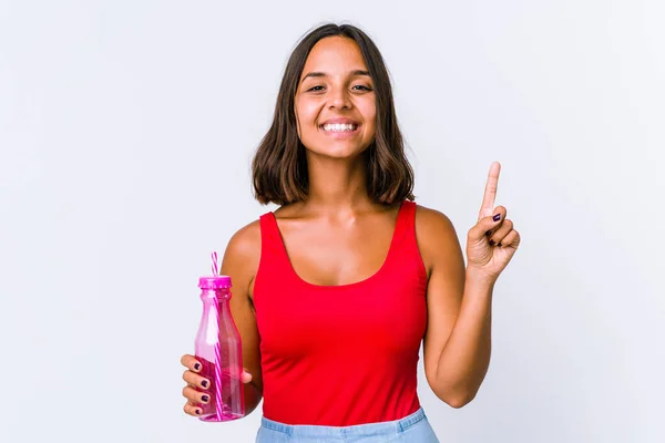 Junge Frau Mit Gemischter Rasse Die Isoliert Einen Milchshake Hält — Stockfoto