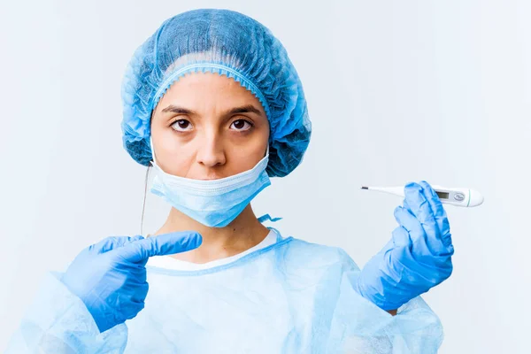 Młoda Chirurg Rasy Mieszanej Kobieta Trzyma Termometr Izolowany — Zdjęcie stockowe