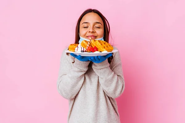 Joven Cirujana Sosteniendo Waffle Aislado —  Fotos de Stock