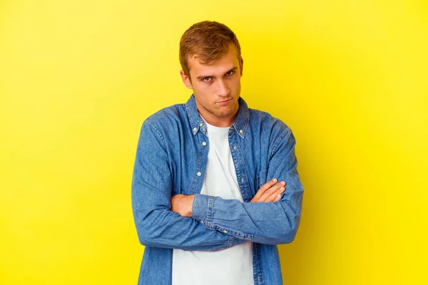 Junger Kaukasischer Mann Isoliert Auf Gelbem Hintergrund Runzelt Vor Missfallen — Stockfoto