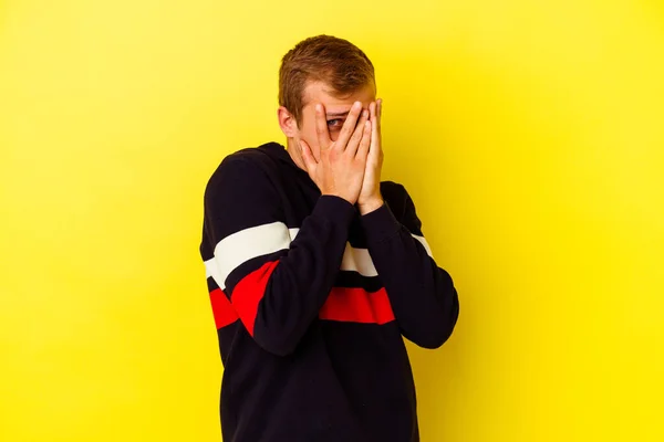 Young Caucasian Man Isolated Yellow Background Blink Fingers Frightened Nervous — Stock Photo, Image