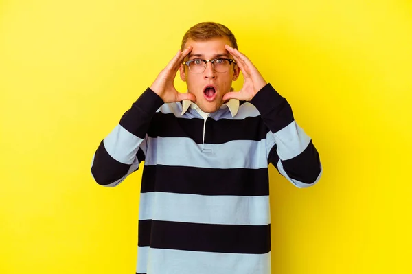 Joven Hombre Caucásico Aislado Sobre Fondo Amarillo Que Divierte Cubriendo —  Fotos de Stock