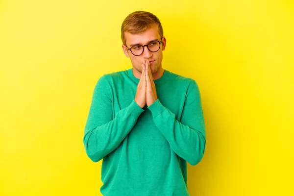 Joven Hombre Caucásico Aislado Sobre Fondo Amarillo Rezando Mostrando Devoción — Foto de Stock