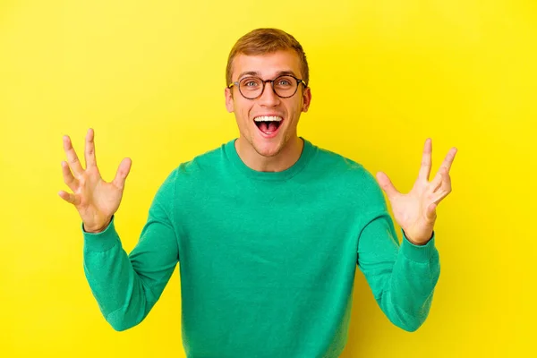 Joven Hombre Caucásico Aislado Sobre Fondo Amarillo Recibiendo Una Agradable — Foto de Stock