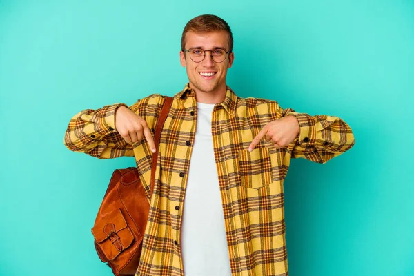 Giovane Studente Caucasico Isolato Sfondo Blu Punta Verso Basso Con — Foto Stock